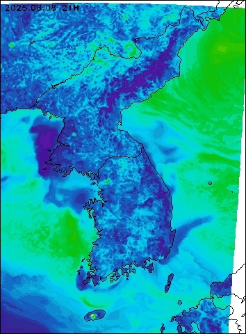 2025-08-08 21 : 00
